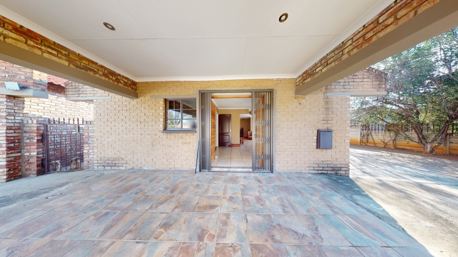 5 Bedroom Property for Sale in Kannoniers Park North West